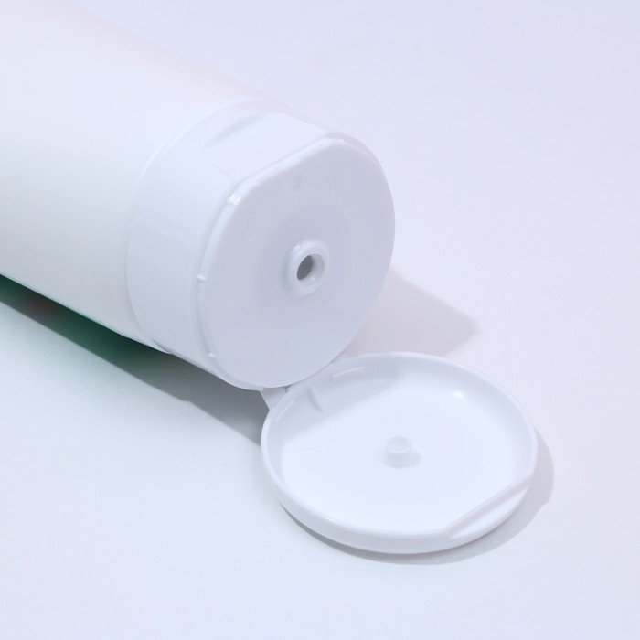 Подарочный набор косметики &laquo;Для рожденной кайфовать&raquo;, гель для душа во флаконе виски 250 мл и крем для тела 200 мл, Новый Год