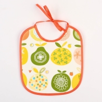 Нагрудник из нетканого полотна с ПВХ покрытием &laquo;Яблоки&raquo;, цвет красный/голубой, р-р. 20х22см