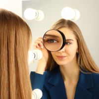 Зеркало макияжное, увеличение &times; 5, на присосках, d = 9 см, цвет чёрный