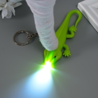 Фонарик кричалка на кольце "Ящерка" Фонарик кричалка на кольце "Ящерка"