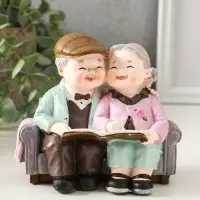 Сувенир полистоун "Дедуля с бабулей на диване читают книгу" 12х5х11 см