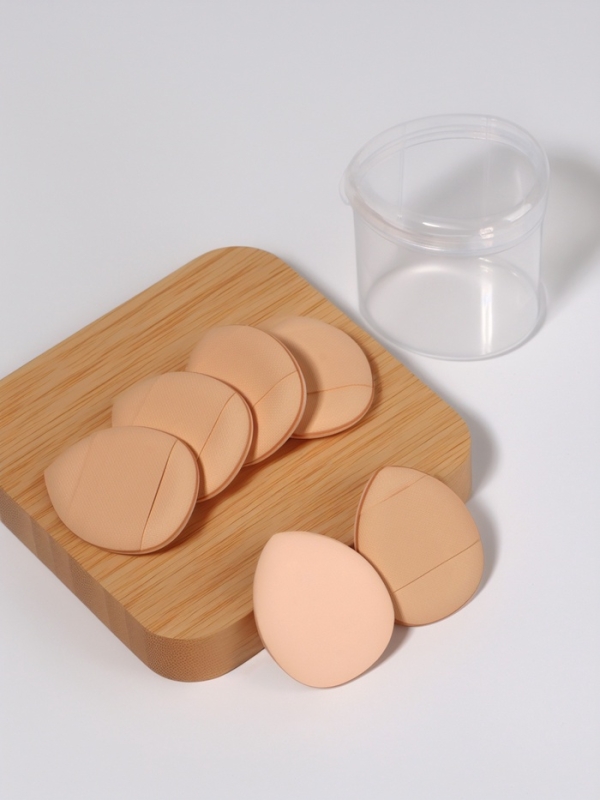 Набор спонжей д/макияжа с держат (наб 6шт цена за наб) 3,9*3,1*0,5см пласт футляр QF