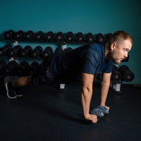 Ролик для пресса ONLYTOP, с возвратным механизмом, 2 колеса, с ковриком Ролик для пресса ONLYTOP, с возвратным механизмом, 2 колеса, с ковриком