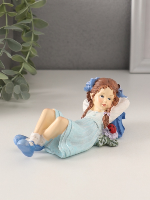 Сувенир полистоун "Малышка лежит на полянке, с рюкзаком" 14х6,5х7 см