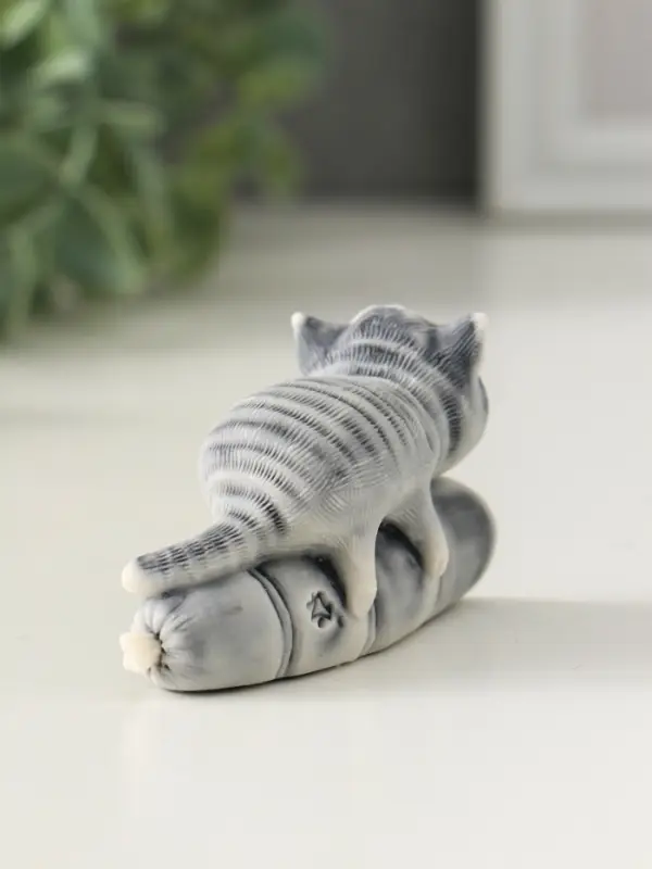 Сувенир "Кот лежит на колбасе" 4,2 см