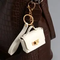 Брелок кожзам с карабином, с ремешком "Сумочка" белоснежный 6,2х2,5х7 см