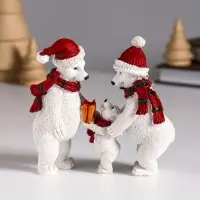 Сувенир полистоун "Семья белых медведей в вязаных шарфах и шапках" 10,5х4,3х10 см