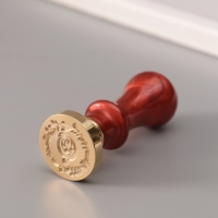 Печать для сургуча с пластиковой ручкой "Венок с буквой Q" 2,5х2,5х6,3 см