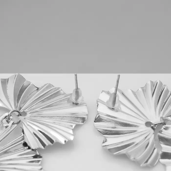 Серьги металл &laquo;Атмосфера&raquo; сжатые цветы, цвет серебро