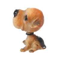 Собака на панель авто, качающая головой, уэльский терьер Собака на панель авто, качающая головой, уэльский терьер