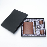 Подарочный набор 5 в 1: фляжка 240 мл, воронка, ручка, 2 рюмки, коричневый, 17 х 21 см Подарочный набор 5 в 1: фляжка 240 мл, воронка, ручка, 2 рюмки, коричневый, 17 х 21 см