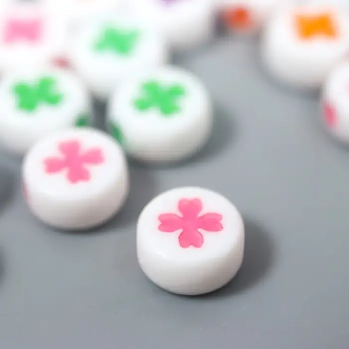 Бусины для творчества пластик "Яркий клевер на белом" набор 20 гр 0,7х0,7 см