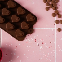 Форма для конфет и шоколада Доляна &laquo;Сердцеедка&raquo;, силикон, 21,5&times;11&times;1,5 см, 15 ячеек, цвет коричневый