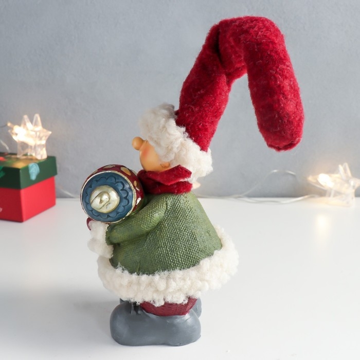 Сувенир полистоун "Гномик в красном колпаке с ёлочной игрушкой" 10,5х12,5х27,5 см