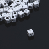 Бусина из акрила &laquo;Буквы английские&raquo; МИКС, серебристые, кубик 6&times;6 мм, цвет белый