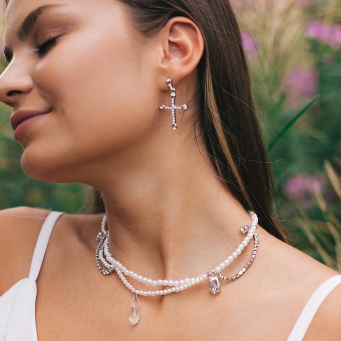 Серьги со стразами &laquo;Крестики&raquo; вставки, цвет белый в серебре