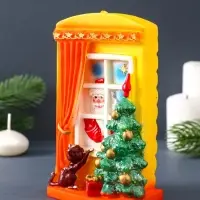 Свеча фигурная "Дед Мороз стучится в дом" 6,5х9х14,5 см