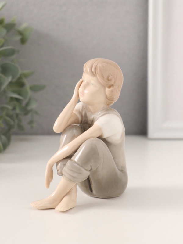 Сувенир керамика "Мальчик в комбинезоне сидит скрестив ноги" 4x8x10 см