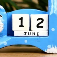 Календарь настольный "Кошка" дерево 13х4х10 см, цв. синий