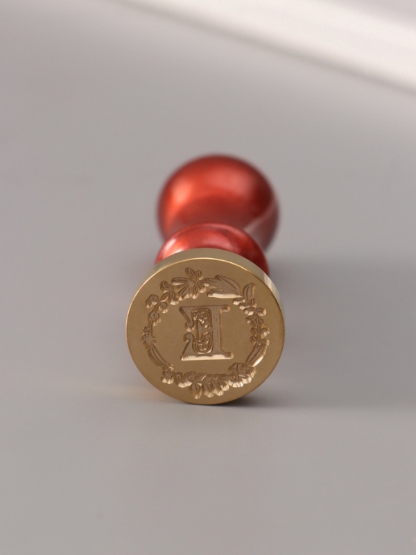 Печать для сургуча с пластиковой ручкой "Венок с буквой E" 2,5х2,5х6,3 см