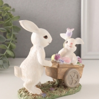 Сувенир полистоун "Кролик везет крольчонка в тележке с незабудками" 13,5х6,5х12 см Сувенир полистоун "Кролик везет крольчонка в тележке с незабудками" 13,5х6,5х12 см