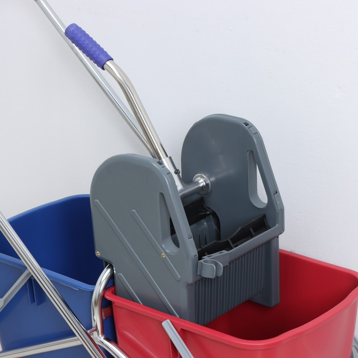 Тележка уборочная двухведерная, с отжимом 46 л, хромированная рама Тележка уборочная двухведерная, с отжимом 46 л, хромированная рама