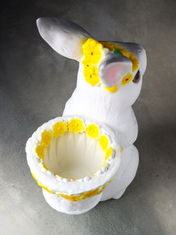 Фигура "Зайка с корзинкой кашпо" 15х25х38 см