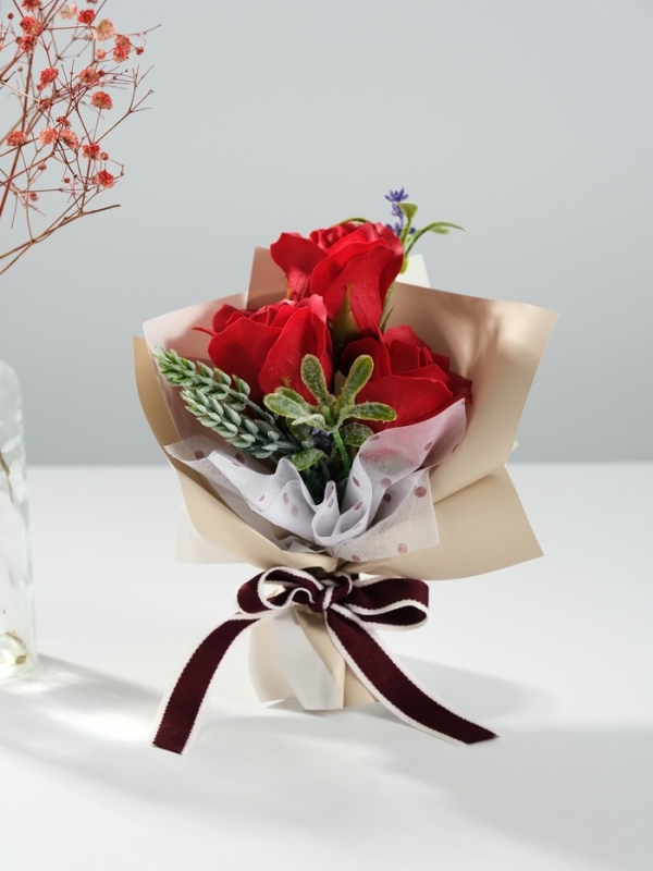 Букет из мыльных лепестков "Розы в подарочной упаковке" красный 6,9х13,7х20,5 см