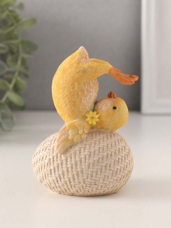 Сувенир полистоун "Цыплёнок на яйце - йога" 7,5х5,5х11 см