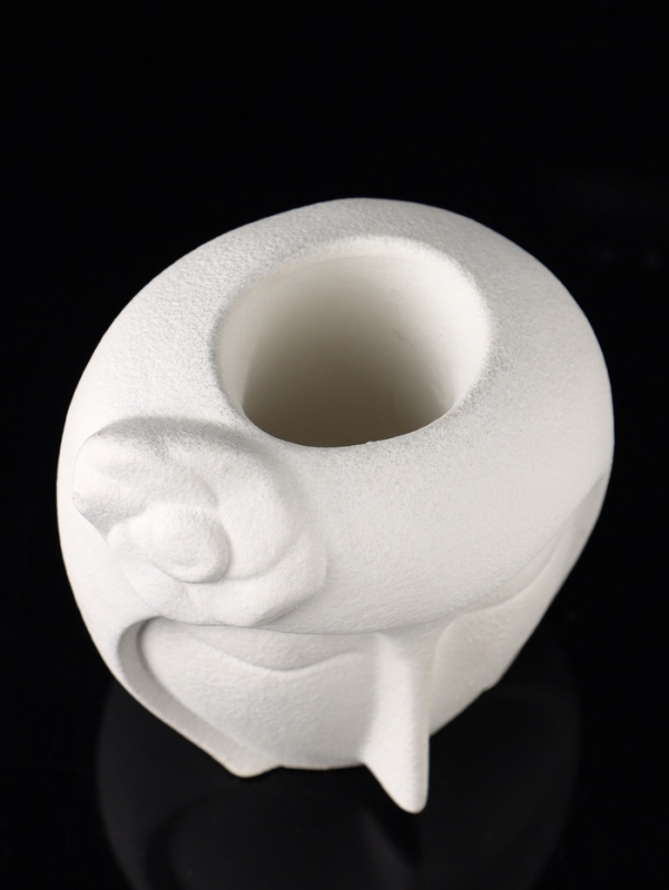 Фигурное кашпо "Девушка с цветком" 11х10 см