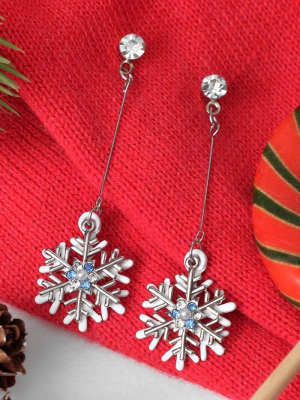 Серьги висячие со стразами &laquo;Новогодние&raquo; две снежинки, цвет бело-голубой в серебре
