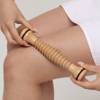 Массажёр &laquo;Скалка&raquo;, универсальный, d 4 &times; 22 см, с резьбой, деревянный