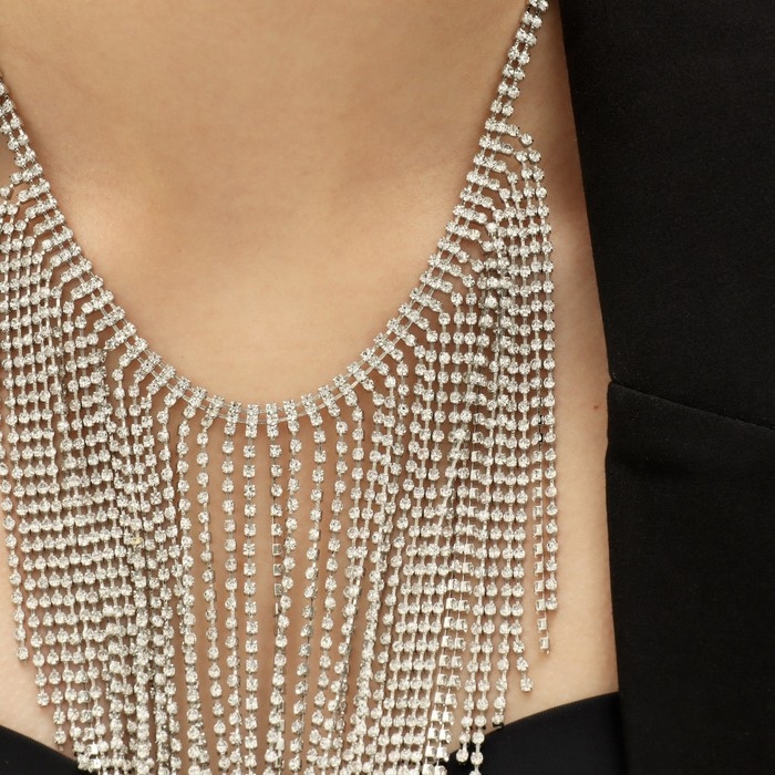 Колье &laquo;Водопад&raquo; россыпь, цвет белый в серебре, 25 см