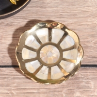 Подставка под мелочи "Цветок" латунь с перламутром 10х10х1,5 см