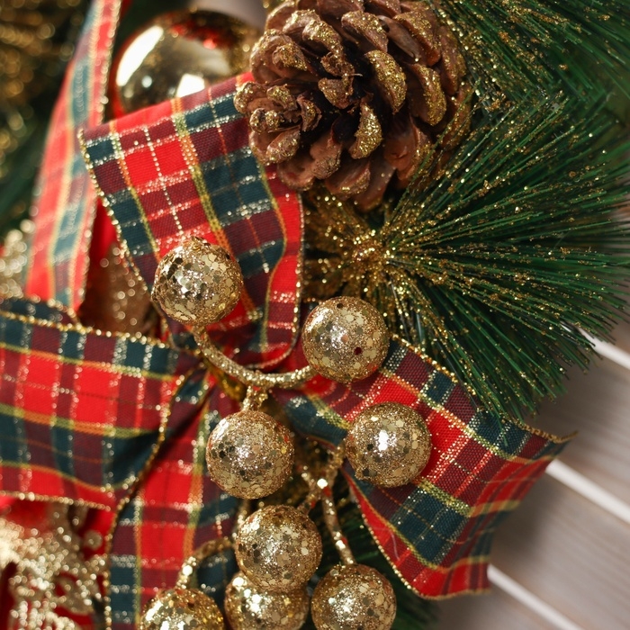 Венок новогодний d-30 см "Яркая сказка" шары цветы ягодки шишки