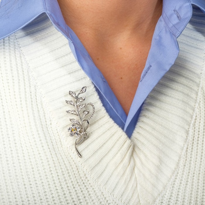 Брошь &laquo;Ветвь&raquo; с цветком, цвет белый в серебре