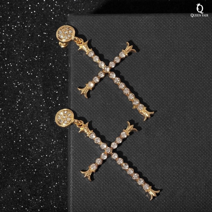 Серьги висячие со стразами &laquo;Крестики&raquo; грация, цвет белый в золоте, 6 см