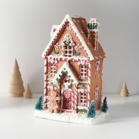 Сувенир полистоун свет "Пряничный домик в глазури с пряничкой, ёлками" 17х12х25,5 см Сувенир полистоун свет "Пряничный домик в глазури с пряничкой, ёлками" 17х12х25,5 см