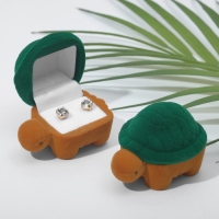 Футляр бархатный под серьги/кольцо «Черепашка», 4,2×6,8, цвет зелёно-коричневый, вставка белая Футляр бархатный под серьги/кольцо «Черепашка», 4,2×6,8, цвет зелёно-коричневый, вставка белая