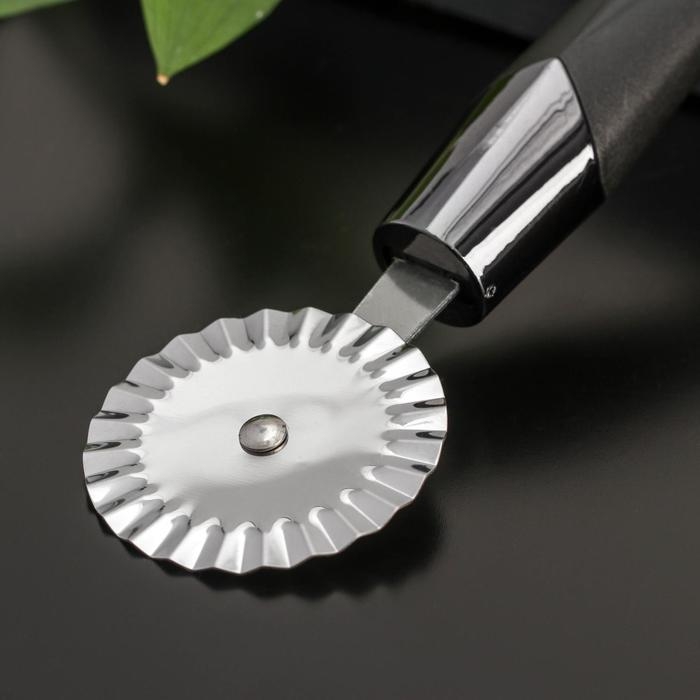 Нож для пиццы и теста Доляна &laquo;Хром&raquo;, 20 см, ребристый, цвет чёрный