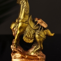 Статуэтка "Конь с мухой" 8х6х3 см, цвет золото