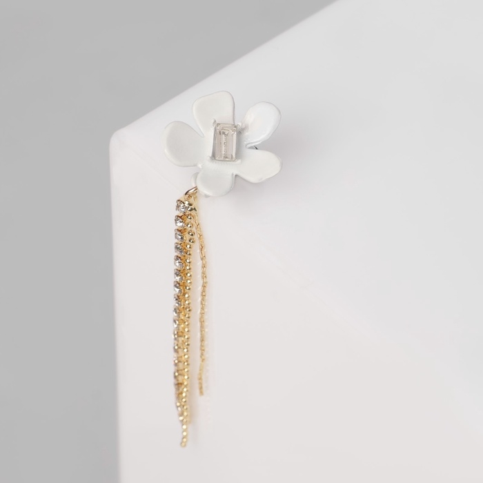 Серьга &laquo;Кафф&raquo; цветок, ромашка, цвет белый в золоте