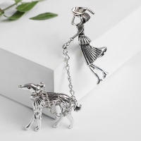 Брошь &laquo;Дама&raquo; с собачкой, цвет чернёное серебро