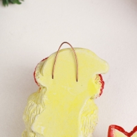 Новый год. Символ 2025. Фигура с подвесом "Змея с подарком" лимонная, 8х3см