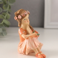 Сувенир полистоун "Девочка с пышной косой, с букетиком" персиковый 7х4,5х8,5 см