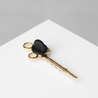 Значок «Шприц» карпульный, цвет красный в золоте Значок «Шприц» карпульный, цвет красный в золоте