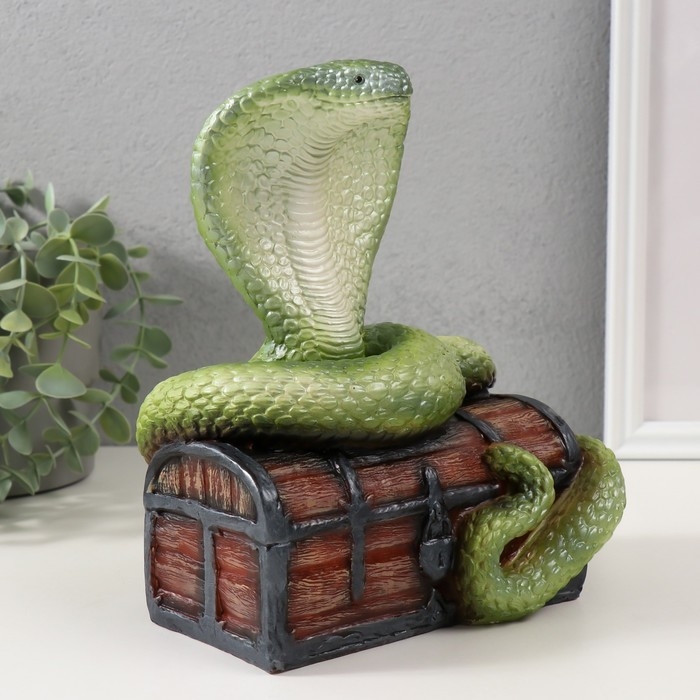 Фигурка "КОБРА НА СУНДУКЕ"  20  х 17  х 12 см.