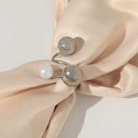 Муфта для платка «Трио», цвет белый в серебре Муфта для платка «Трио», цвет белый в серебре