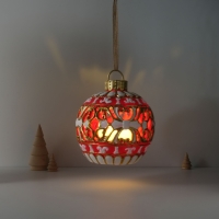 Сувенир полистоун свет "Новогодний шар красный с белыми узорами" 16,5х16,5х20 см