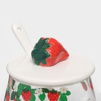 Кружка стеклянная с керамической крышкой и ложкой &laquo;Ягодка&raquo;, 500 мл